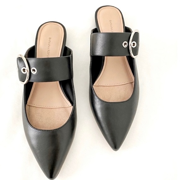 Shoes - New Banana Republic pointy toe flat leather mule❤️❤️❤️